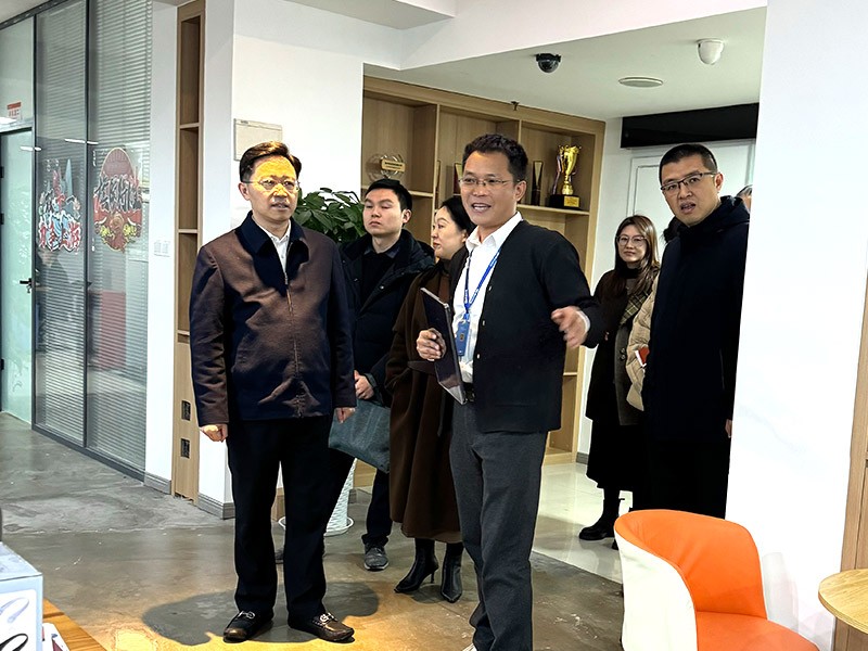九龙坡区常委、副区长程彪莅临典名科技调研指导工作